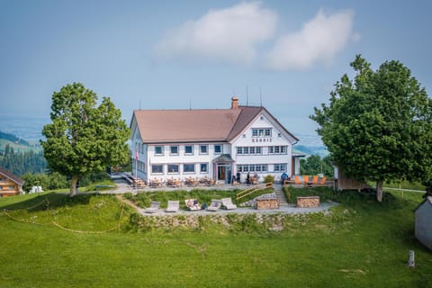 Property building, Restaurant/places to eat, Spring, Garden, Balcony/Terrace