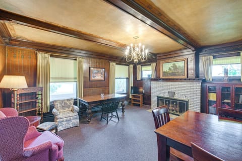 2 Mi to Lake Erie Spacious Retreat Near Cafes! House in Erie