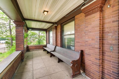 2 Mi to Lake Erie Spacious Retreat Near Cafes! House in Erie