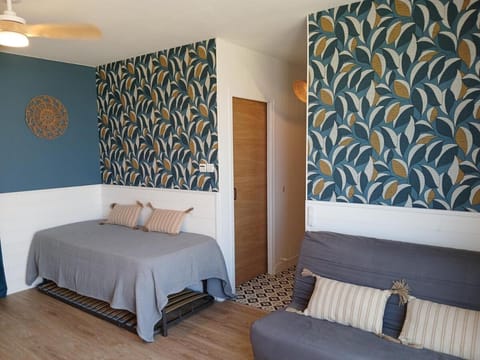 Bed, Living room, Photo of the whole room, Seating area, Bedroom