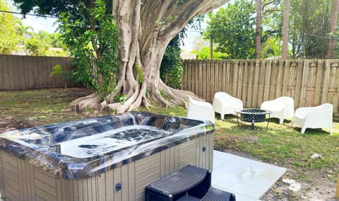 The Chill Pill - Wilton Drive and Jacuzzi Apartment in Wilton Manors