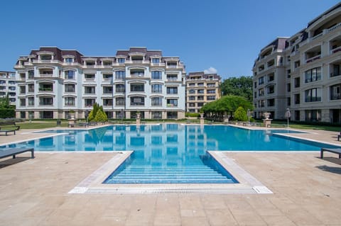 Property building, Day, Swimming pool, sunbed