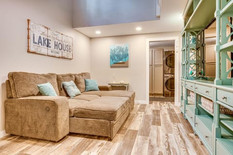 Walk to Lake Beaches Cabin with Patio in Belmont! Cabin in Tilton