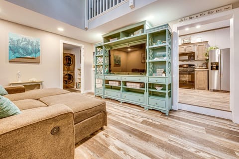 Walk to Lake Beaches Cabin with Patio in Belmont! Cabin in Tilton