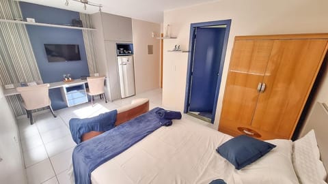 Communal lounge/ TV room, Bed, Kitchen or kitchenette, Living room, Photo of the whole room, wardrobe