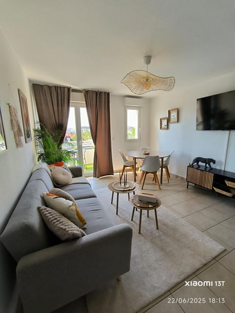 Communal lounge/ TV room, TV and multimedia, Balcony/Terrace, Living room, Decorative detail, Seating area, Dining area