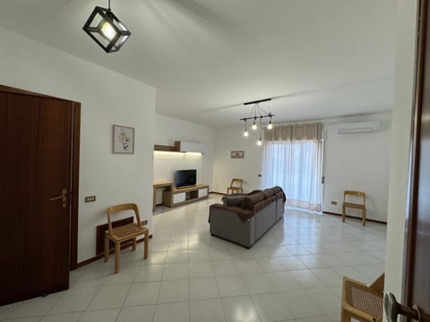 TV and multimedia, Living room, Photo of the whole room, Seating area, air conditioner