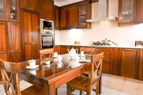 Coffee/tea facilities, Kitchen or kitchenette, Dining area, dishwasher, oven, toaster