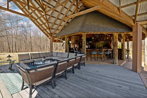 Sleeps 29 Pool Tiki Bar Gym Hot Tub Dogs Welcome House in Tennessee