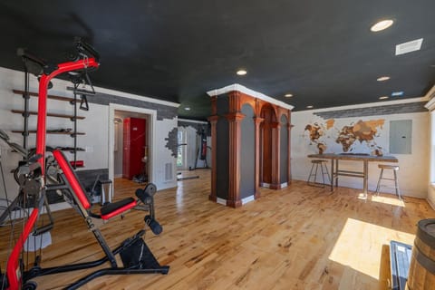 Sleeps 29 Pool Tiki Bar Gym Hot Tub Dogs Welcome House in Tennessee