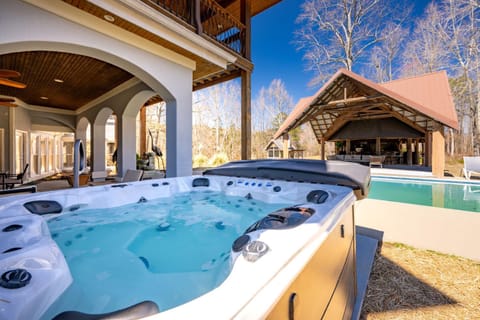 Sleeps 29 Pool Tiki Bar Gym Hot Tub Dogs Welcome House in Tennessee