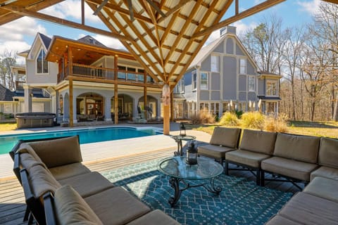Sleeps 29 Pool Tiki Bar Gym Hot Tub Dogs Welcome House in Tennessee