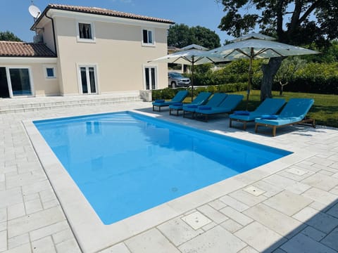Property building, Patio, Day, Garden, Swimming pool, sunbed