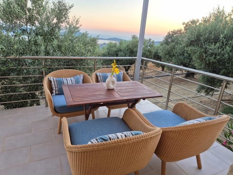 Natural landscape, View (from property/room), Balcony/Terrace, Seating area, Sea view