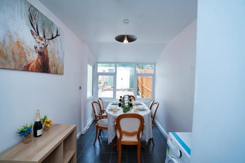 Home close to city center home House in Milton Keynes