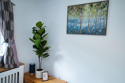 Home close to city center home House in Milton Keynes