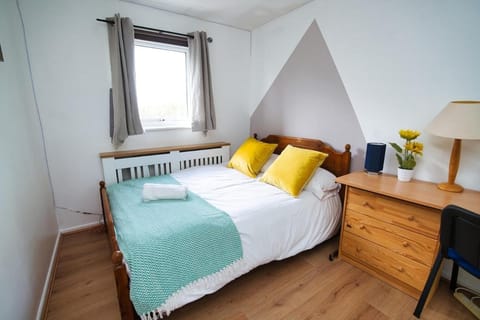 Home close to city center home House in Milton Keynes