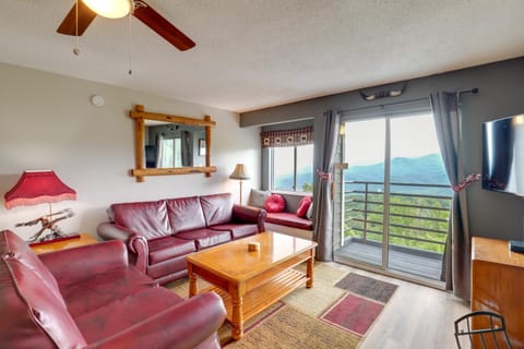 Smokies Condo 3 Mi to Natl Park and Hot Tub Access Apartment in Gatlinburg