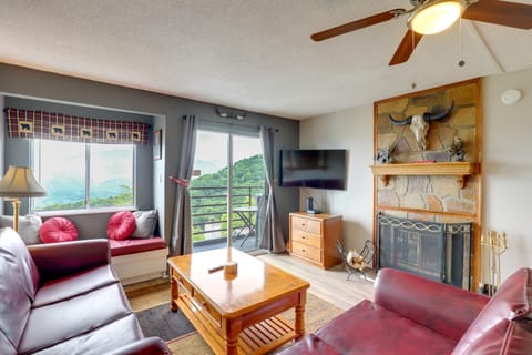 Smokies Condo 3 Mi to Natl Park and Hot Tub Access Apartment in Gatlinburg