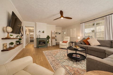 Communal lounge/ TV room, TV and multimedia, Living room, Seating area, Evening entertainment, fireplace