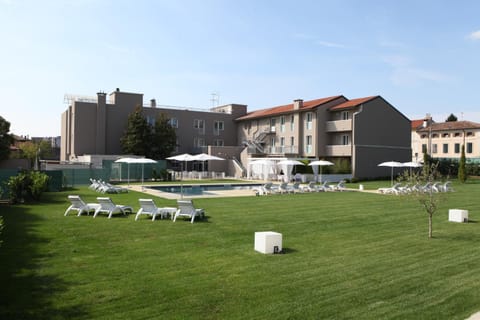 Property building, Day, Garden, Garden view, Pool view