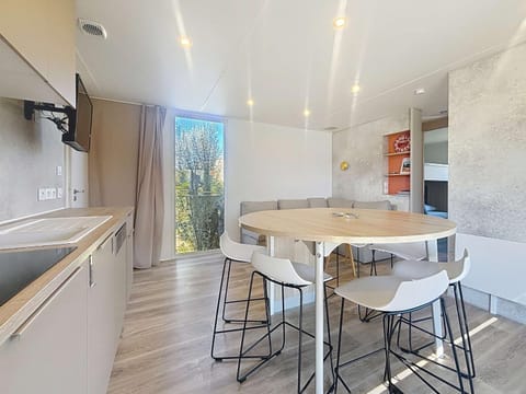 Mobil-home confortable 6 pers, 3 ch, 2 sdb, proche plage, ménage inclus - FR-1-361A-99 House in Jullouville