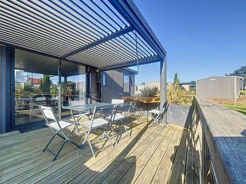 Mobil-home confortable 6 pers, 3 ch, 2 sdb, proche plage, ménage inclus - FR-1-361A-99 House in Jullouville