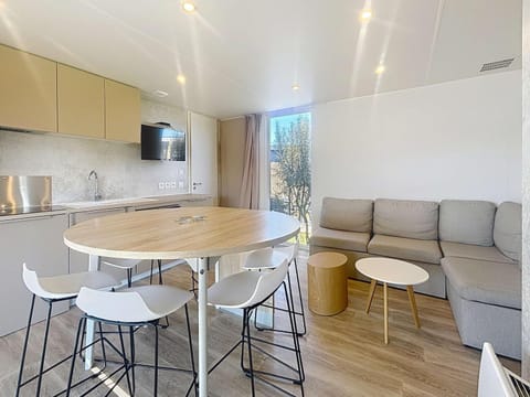 Mobil-home confortable 6 pers, 3 ch, 2 sdb, proche plage, ménage inclus - FR-1-361A-99 House in Jullouville