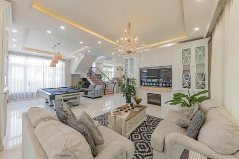 Communal lounge/ TV room, TV and multimedia, Living room, Seating area