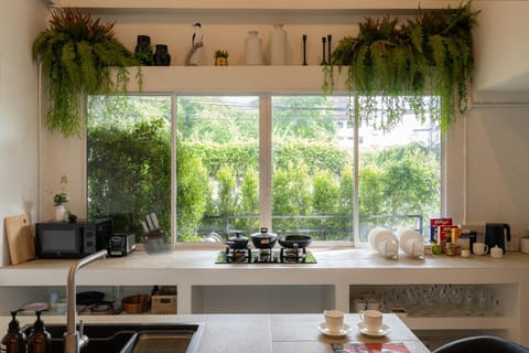 Kitchen or kitchenette, Food and drinks, Dining area, toaster