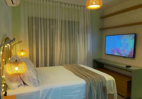 Bed, TV and multimedia, Photo of the whole room, Bedroom