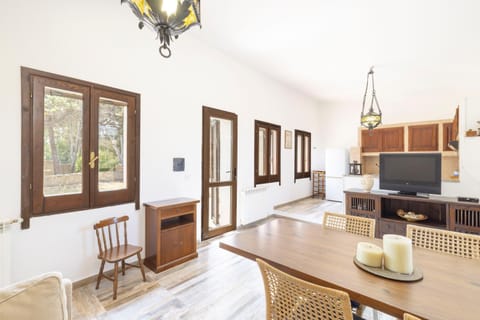 TV and multimedia, Kitchen or kitchenette, Living room, Seating area, Dining area, minibar