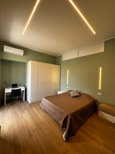 Bed, Photo of the whole room, Bedroom, wardrobe, Internal: Not applicable to any particular room