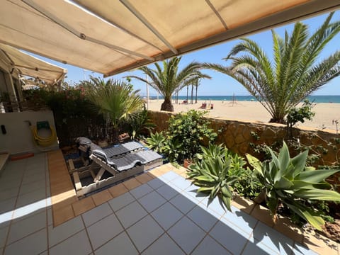 Natural landscape, View (from property/room), Balcony/Terrace, Beach, Sea view, sunbed