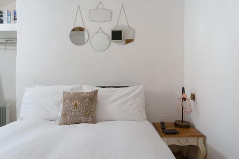 Luxury Cornish Cottage & Modern Cabin with Garden, Central St Agnes Cabin in St Agnes