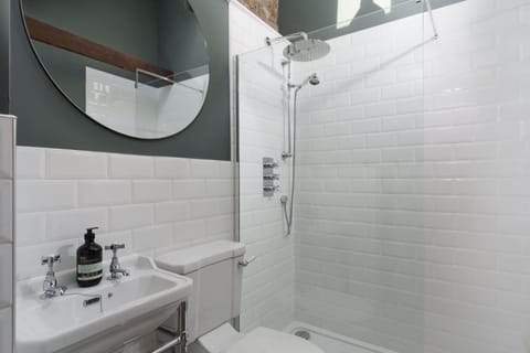 Luxury Cornish Cottage & Modern Cabin with Garden, Central St Agnes Cabin in St Agnes