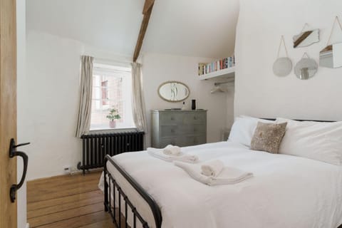 Luxury Cornish Cottage & Modern Cabin with Garden, Central St Agnes Cabin in St Agnes