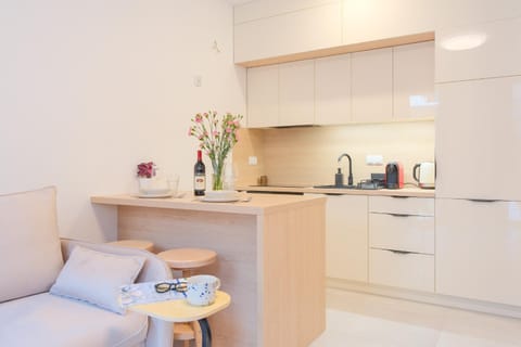 Coffee/tea facilities, Kitchen or kitchenette, stove