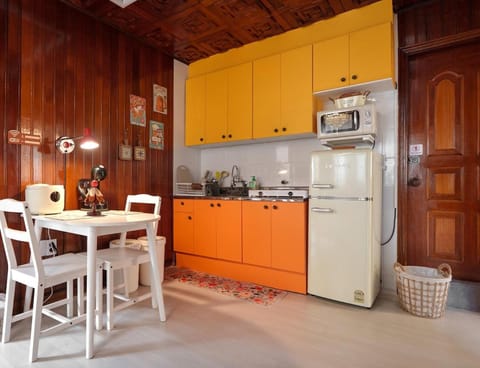 Kitchen or kitchenette, Dining area, pet friendly
