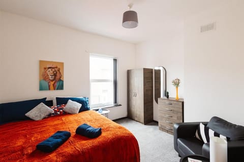 Bed, Living room, Photo of the whole room, Seating area, Bedroom, wardrobe