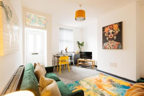 Communal lounge/ TV room, Bed, TV and multimedia, Living room, Seating area, Evening entertainment, Bedroom