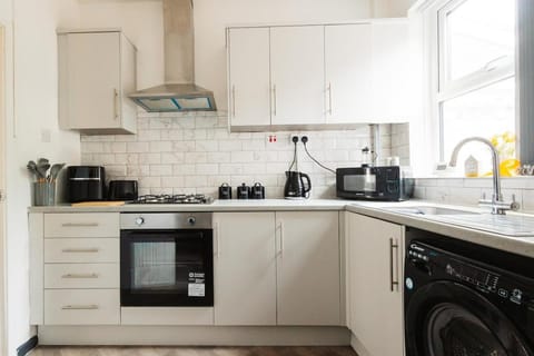 Coffee/tea facilities, Kitchen or kitchenette, dishwasher, oven, stove, toaster, washing machine, dryer