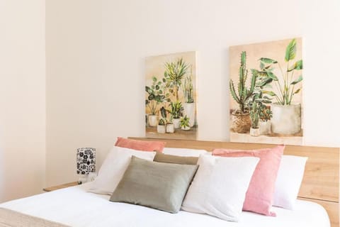 Bed, Photo of the whole room, Decorative detail, Bedroom