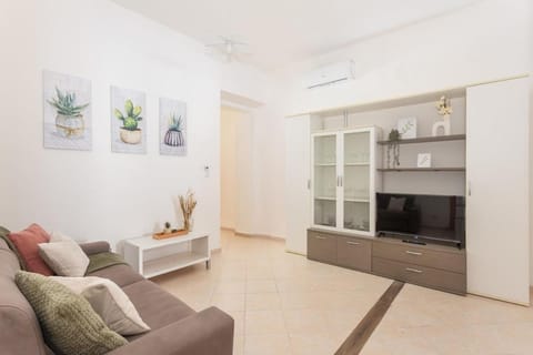 TV and multimedia, Living room, Seating area, air conditioner