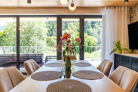 Communal lounge/ TV room, Garden, TV and multimedia, View (from property/room), Balcony/Terrace, Living room, Seating area, Dining area, Evening entertainment, Garden view