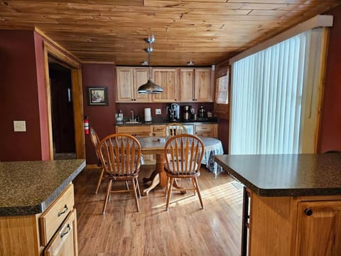 Kitchen or kitchenette, Dining area, minibar