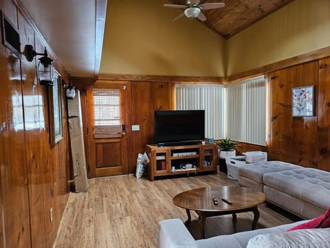 TV and multimedia, Living room, Seating area, Evening entertainment