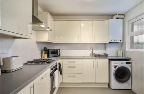 Kitchen or kitchenette, oven, pet friendly, stove, toaster, washing machine