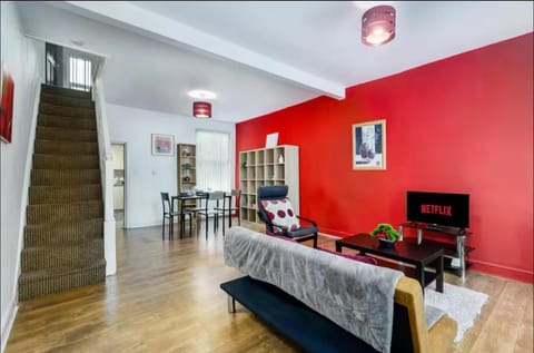 Bed, TV and multimedia, Photo of the whole room, Seating area, Bedroom