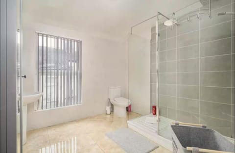 Shower, Toilet, Bathroom, Bath, towels